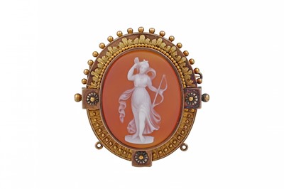 Lot 304 - AN ANTIQUE CAMEO BROOCH DEPICTING DIANA, ca....