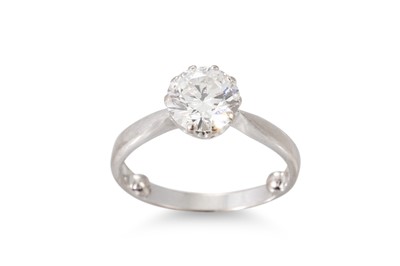 Lot 405 - A DIAMOND SOLITAIRE RING, the round brilliant...