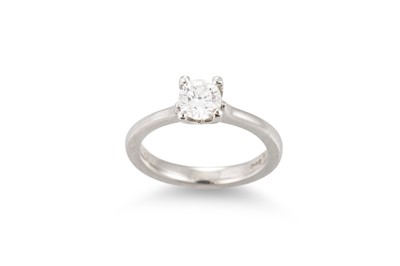 Lot 240 - A DIAMOND SOLITAIRE RING, the round brilliant...
