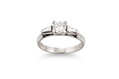 Lot 241 - A DIAMOND SOLITAIRE RING, the round brilliant...