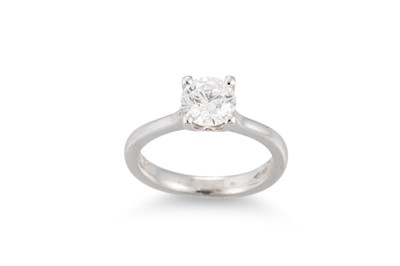 Lot 242 - A DIAMOND SOLITAIRE RING, the round brilliant...