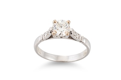 Lot 243 - A DIAMOND SOLITAIRE RING, the round brilliant...