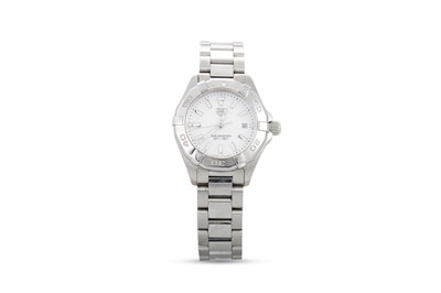 Lot 408 - A LADY'S STAINLESS STEEL TAG HEUER AQUARACER...