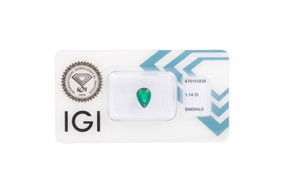 Lot 317 - AN UNMOUNTED EMERALD, the pear shaped stone...