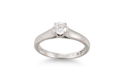 Lot 6 - A DIAMOND SOLITAIRE RING, the round brilliant...