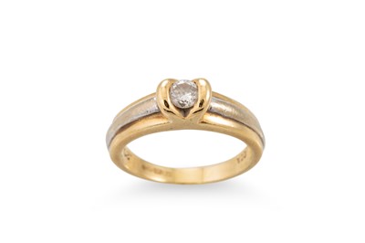 Lot 341 - A DIAMOND SOLITAIRE RING, the round brilliant...