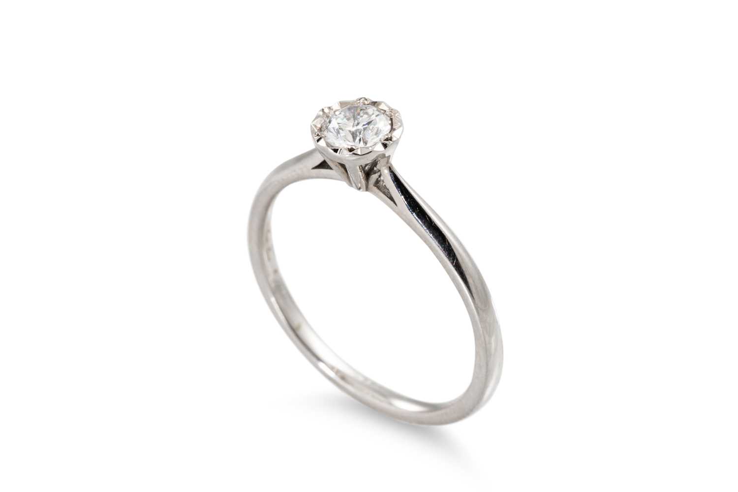 Lot 5 - A DIAMOND SOLITAIRE RING, the brilliant cut...
