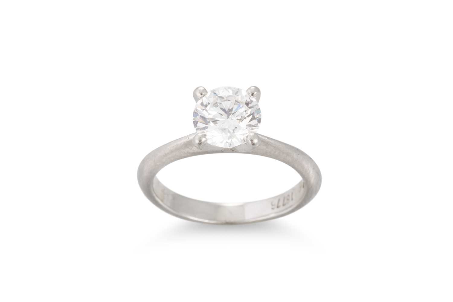 Lot 165 - A DIAMOND SOLITAIRE RING, the round brilliant...
