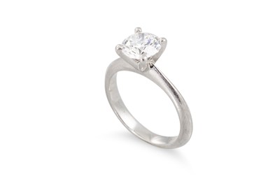 Lot 165 - A DIAMOND SOLITAIRE RING, the round brilliant...