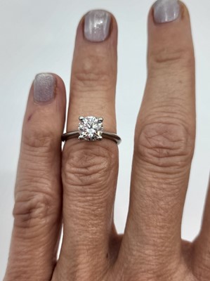 Lot 165 - A DIAMOND SOLITAIRE RING, the round brilliant...