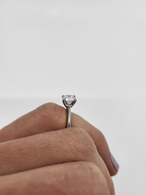 Lot 165 - A DIAMOND SOLITAIRE RING, the round brilliant...