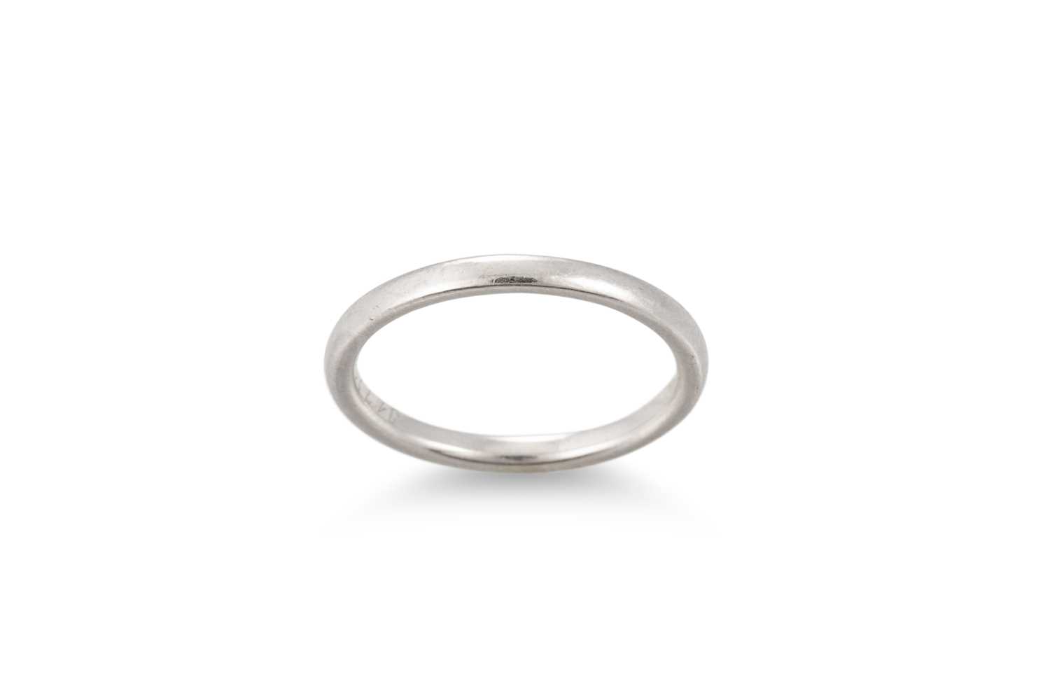 Lot 166 - A PLATINUM BAND RING, .950 platinum