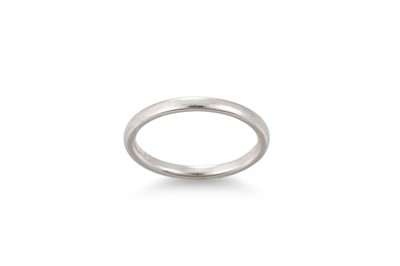 Lot 166 - A PLATINUM BAND RING, .950 platinum
