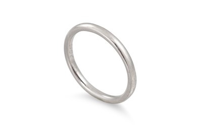 Lot 166 - A PLATINUM BAND RING, .950 platinum
