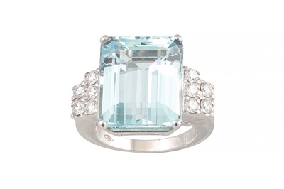 Lot 348 - AN AQUAMARINE AND DIAMOND RING, the large...
