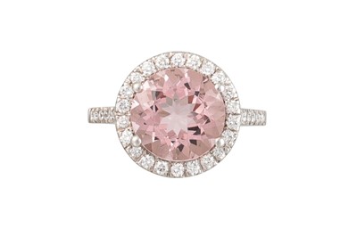 Lot 349 - A DIAMOND AND MORGANITE CLUSTER RING, the...