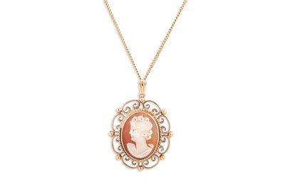 Lot 261 - AN OVAL CARVED CAMEO, to an ornate 9ct yellow...