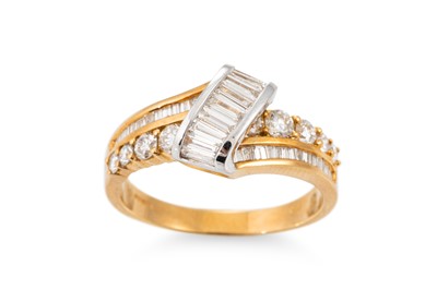 Lot 278 - A DIAMOND SET CLUSTER RING, the round...