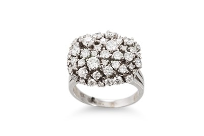 Lot 175 - A DIAMOND CLUSTER RING, the brilliant cut...