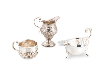 Lot 574 - A GEORGE IV ANTIQUE STERLING SILVER EMBOSSED...