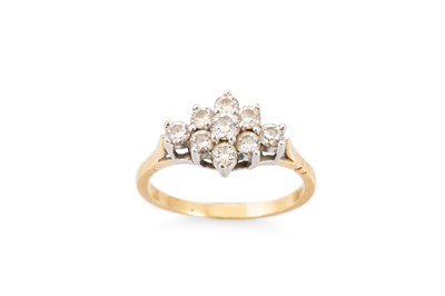 Lot 290 - A DIAMOND CLUSTER RING, the round brilliant...