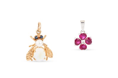 Lot 145 - A STONE SET PENDANT, modelled in the form of a...