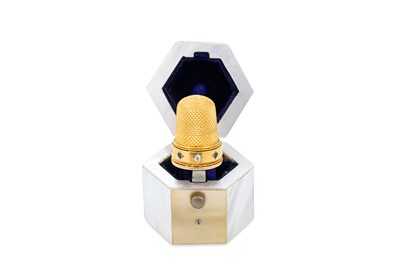 Lot 146 - AN ANTIQUE GOLD THIMBLE, engine turned...