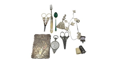 Lot 581 - A MISCELLANEOUS COLLECTION OF ANTIQUE AND...