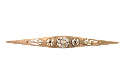 Lot 397 - AN ANTIQUE 9CT GOLD BAR BROOCH, set set with a...