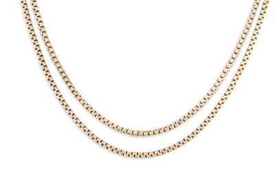 Lot 402 - AN ANTIQUE GOLD TONED MUFF CHAIN