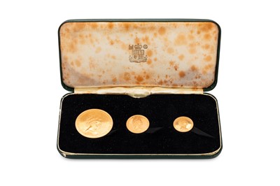 Lot 462 - A TRIPLE 22CT GOLD 1965 ISLE OF MAN CASED SET...