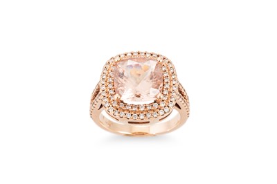 Lot 369 - A MORGANITE AND DIAMOND CLUSTER RING, the...