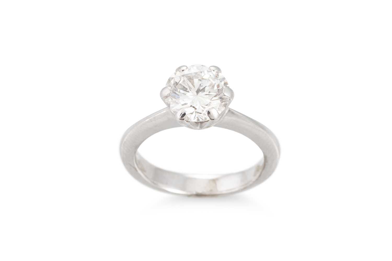 Lot 272 - A DIAMOND SOLITAIRE RING, the round brilliant...
