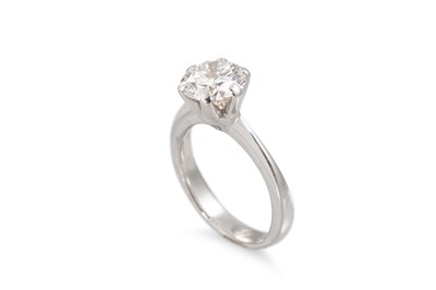 Lot 272 - A DIAMOND SOLITAIRE RING, the round brilliant...