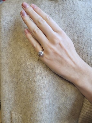 Lot 272 - A DIAMOND SOLITAIRE RING, the round brilliant...