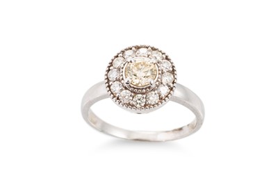 Lot 413 - A DIAMOND TARGET CLUSTER RING, the round...