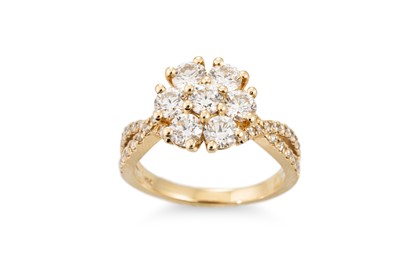 Lot 414 - A DIAMOND CLUSTER RING, the round brilliant...