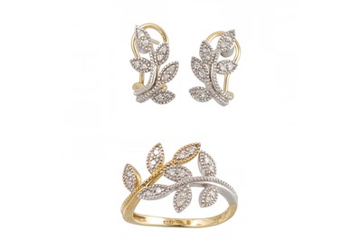Lot 253 - A DIAMOND CROSS OVER RING, leaf shaped,...