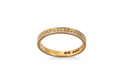 Lot 277 - A 18CT GOLD AND PLATINUM BAND RING, 3.3 g.,...