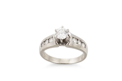 Lot 323 - A DIAMOND SOLITAIRE RING, to round brilliant...