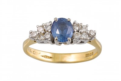 Lot 256 - A SINGLE STONE SAPPHIRE RING, with diamond...