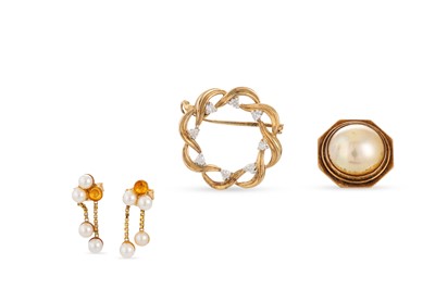 Lot 231 - A PAIR OF 9CT YELLOW GOLD & PEARL EARRINGS...