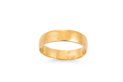 Lot 103 - AN 18CT GOLD VICTORIAN BAND RING, hallmark...