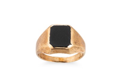 Lot 326 - A GENT'S 9CT GOLD ONYX SET SIGNET RING, by...