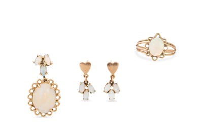 Lot 171 - A SUITE OF GOLD MOUNTED OPAL JEWELLERY,...