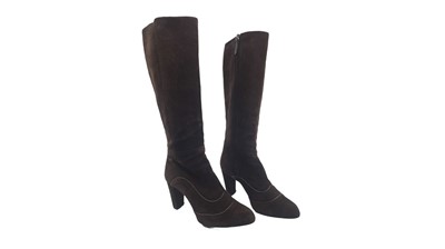 Lot 522 - A PAIR OF TOD'S BROWN SUEDE BOOTS, knee-high,...