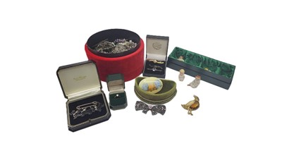 Lot 523 - A COLLECTION OF VINTAGE COSTUME JEWELLERY,...