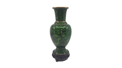 Lot 525 - A CLOISONNÉ STYLE VASE, with lacquered wood...