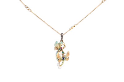 Lot 341 - AN ART NOUVEAU ENAMEL AND GEM SET PENDANT,...