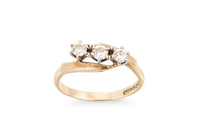 Lot 358 - A DIAMOND THREE STONE RING, the round...